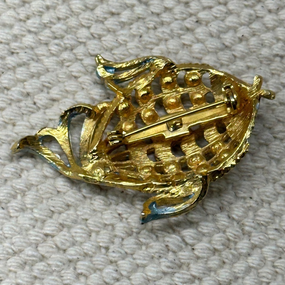 4 costume jewelry pins, Camel, Apple, Drummer, Fish - Picture 3 of 10